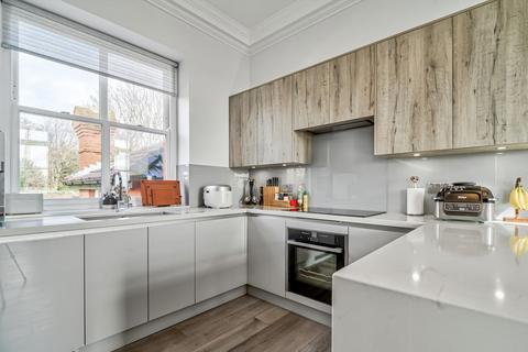 3 bedroom flat to rent, The Downs, London SW20