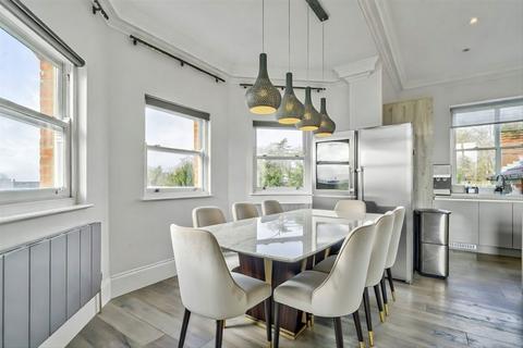 3 bedroom flat to rent, The Downs, London SW20
