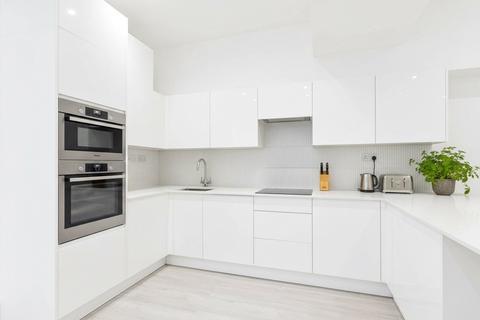 Studio to rent, High Street, Maidenhead, Berkshire, SL6