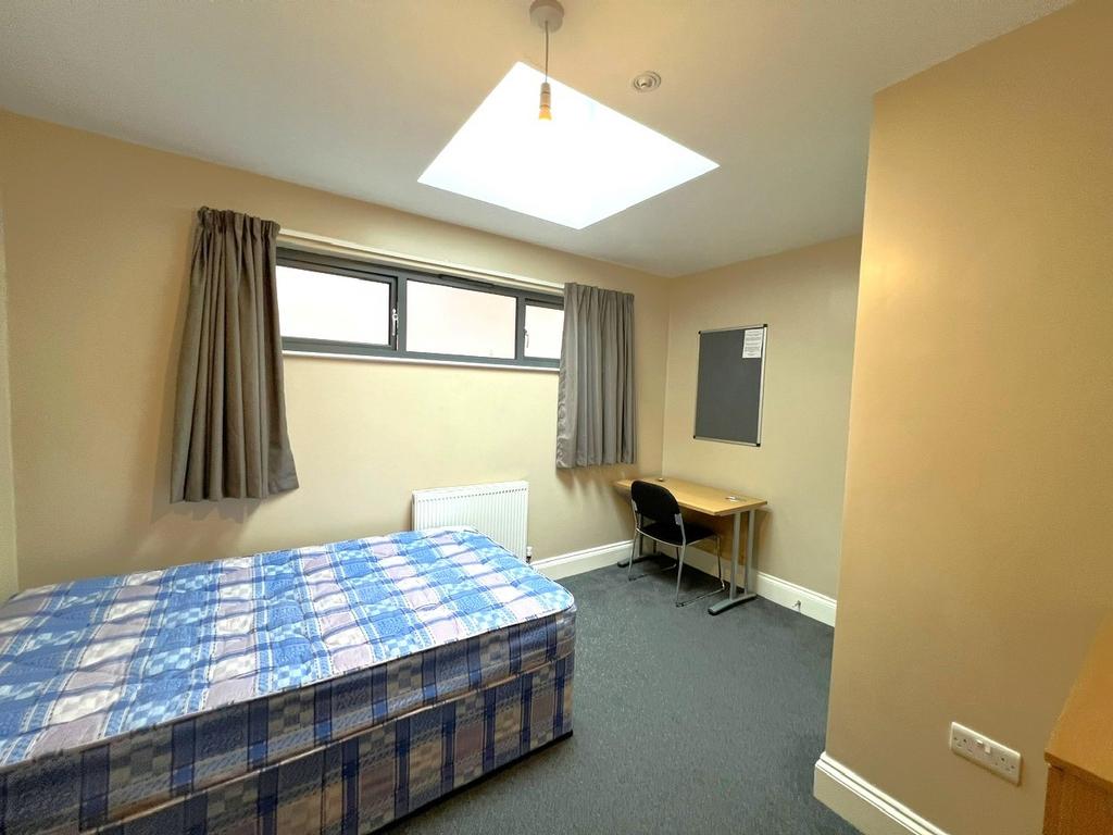 Neat single bedroom with a comfortable mattress...