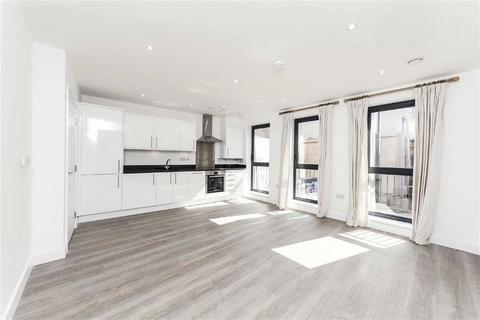 Studio to rent, Warham Street, London SE5