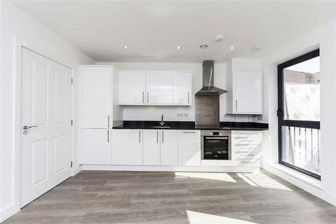 Studio to rent, Warham Street, London SE5