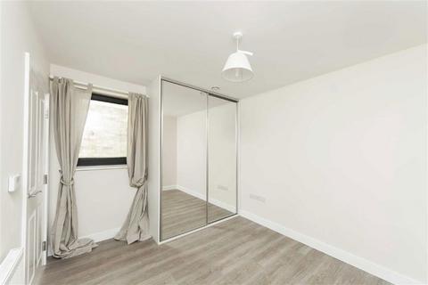 Studio to rent, Warham Street, London SE5