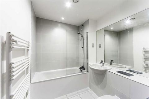 Studio to rent, Warham Street, London SE5