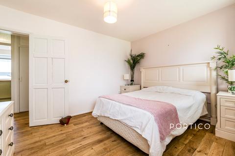 2 bedroom flat to rent, Aragon Drive, Ilford, IG6