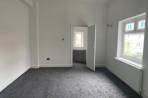 4 bedroom semi-detached house to rent, Heights Lane, Bradford BD9