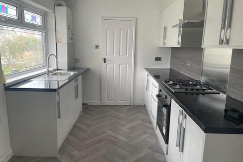 4 bedroom semi-detached house to rent, Heights Lane, Bradford BD9