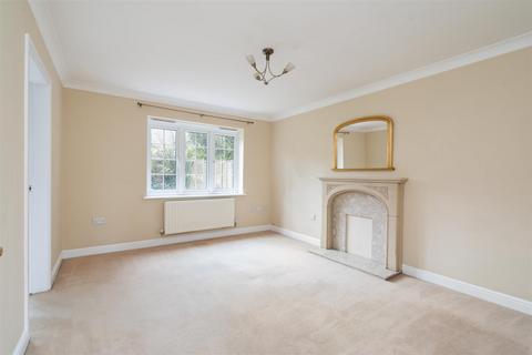 3 bedroom detached house to rent, Appletrees Crescent, Bromsgrove