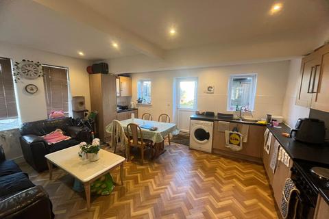 5 bedroom semi-detached house to rent, Cardigan Road, Bournemouth BH9