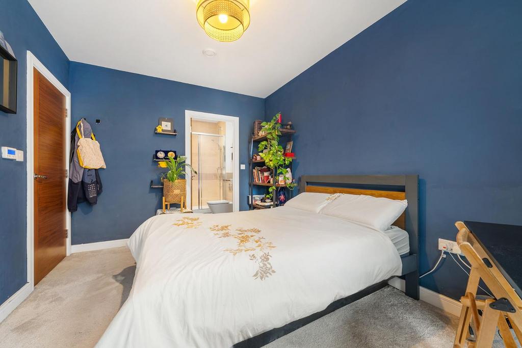 Bedroom 1 (2).JPG
