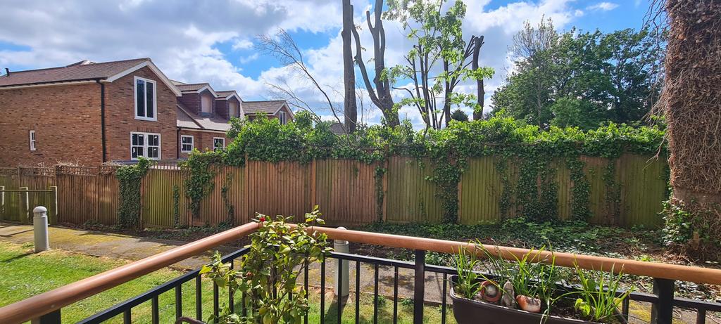 2 bedroom ground floor flat independant living/ c