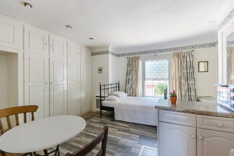 Studio to rent, Wandsworth Bridge Road, Sands End, London, SW6