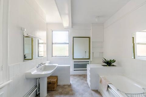 Studio to rent, Wandsworth Bridge Road, Sands End, London, SW6
