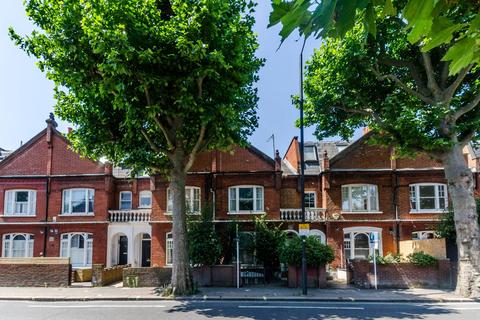 Studio to rent, Wandsworth Bridge Road, Sands End, London, SW6