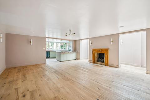 5 bedroom detached house to rent, Petersham Road, Richmond TW10