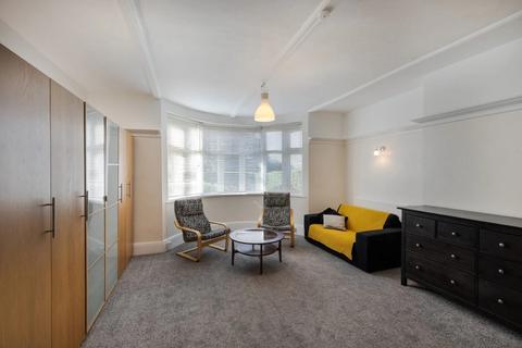 Studio to rent, Somali Road, London NW2