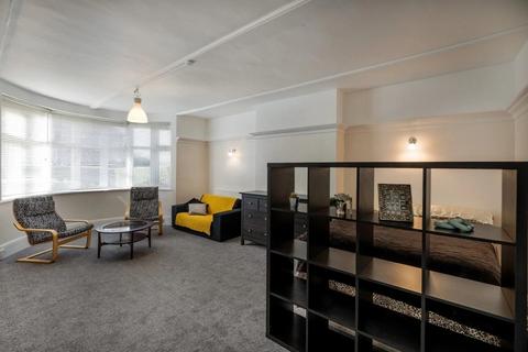 Studio to rent, Somali Road, London NW2