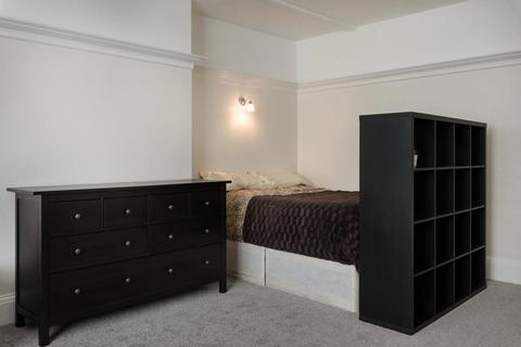 Studio to rent, Somali Road, London NW2