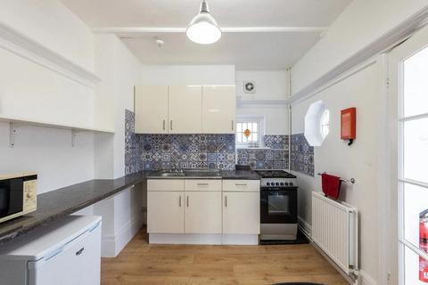 Studio to rent, Somali Road, London NW2