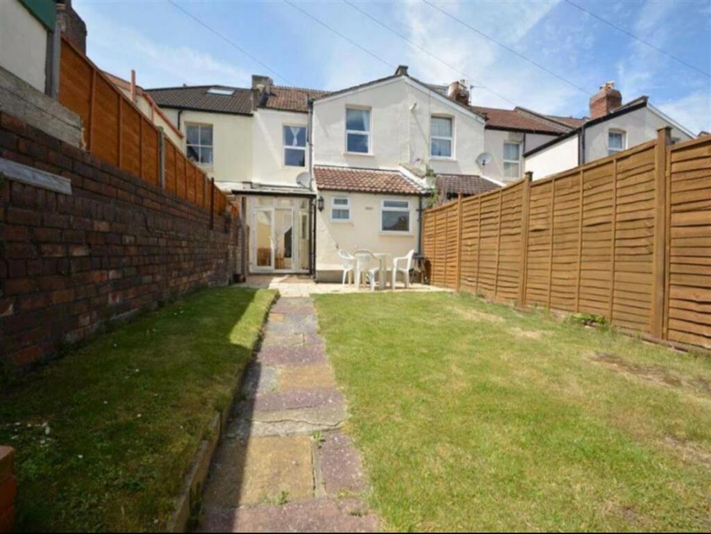 A spacious and well-maintained garden, perfect ...