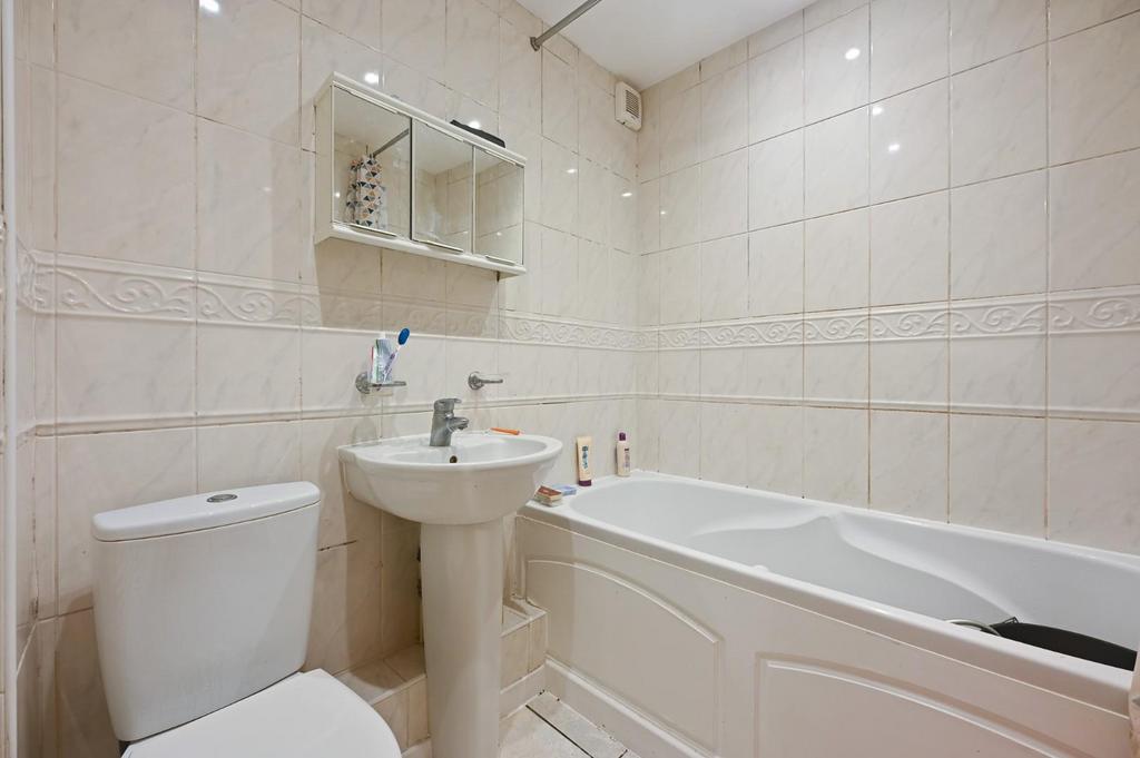 REN - 41 Dominion Close - Bathroom1 (1).jpg