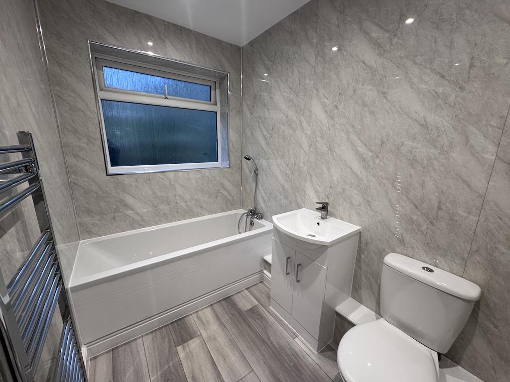 12 - Bathroom.jpg