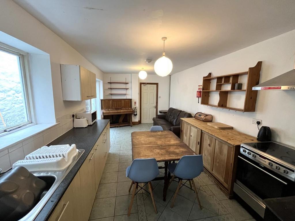 Kitchen 2.JPG