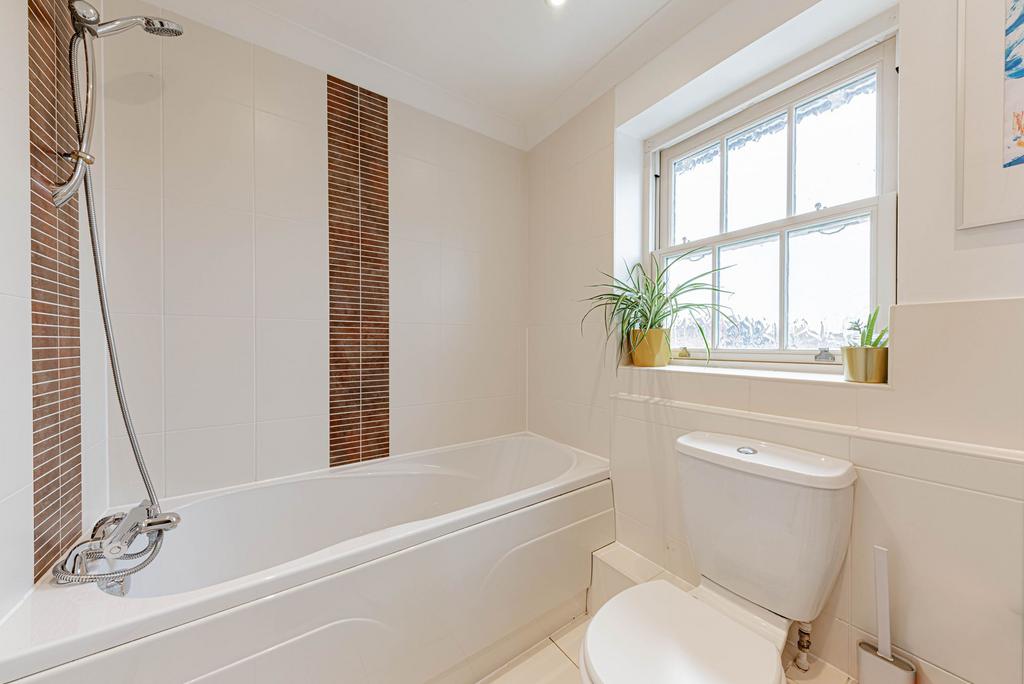 Bathroom W.C (1)