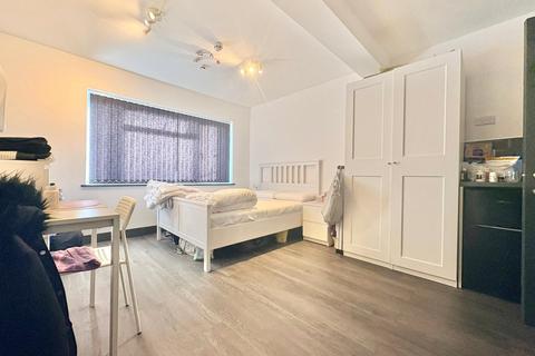 undefined, Wellington Avenue, Hounslow, TW3