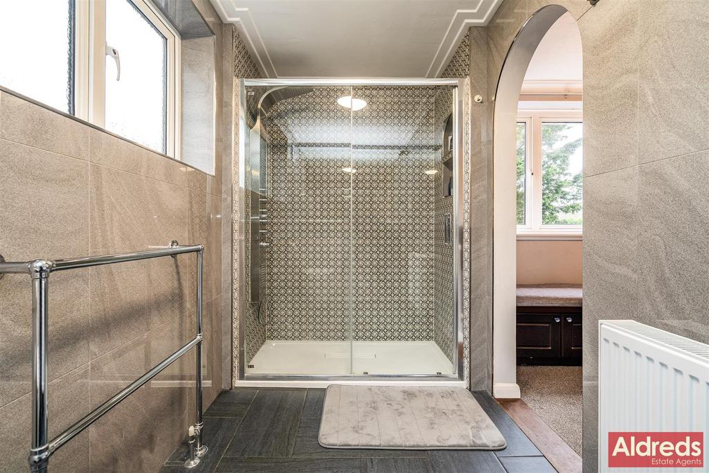 En-suite shower.jpg