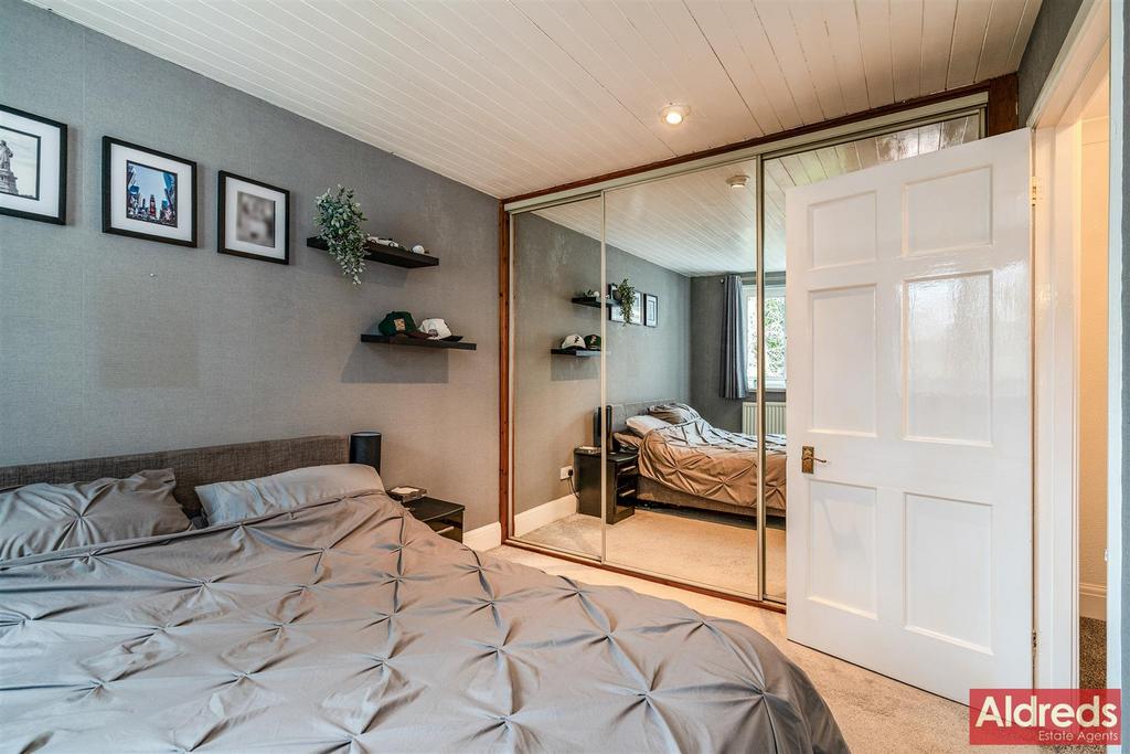Bedroom 4 wardrobe.jpg