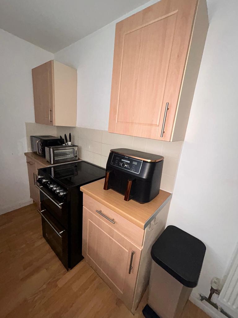 Fitted Kitchen with Appliances