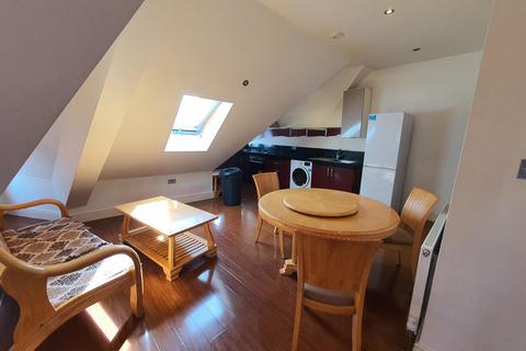 3 bedroom flat to rent, King Street, Southall UB2