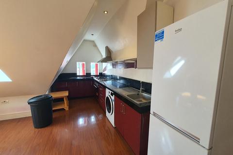 3 bedroom flat to rent, King Street, Southall UB2