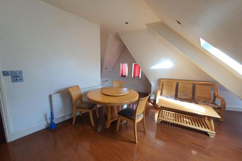 3 bedroom flat to rent, King Street, Southall UB2