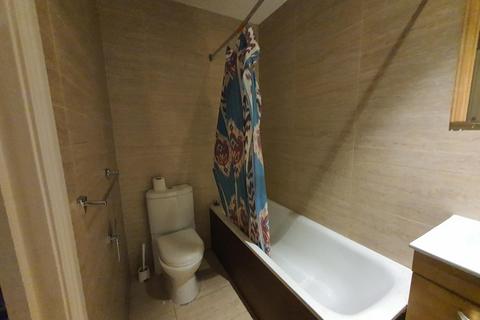 3 bedroom flat to rent, King Street, Southall UB2