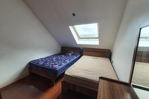 3 bedroom flat to rent, King Street, Southall UB2