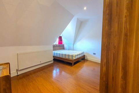 2 bedroom flat to rent, King Street, Southall UB2
