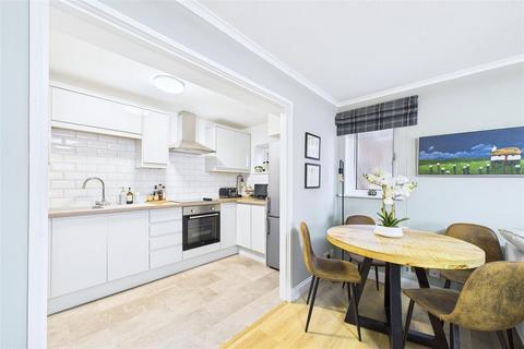 2 bedroom flat for sale, Prime spot along Clevedon's coastline