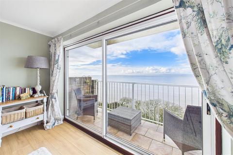 2 bedroom flat for sale, Prime spot along Clevedon's coastline