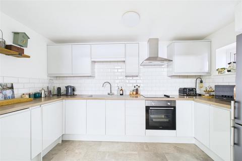 2 bedroom flat for sale, Prime spot along Clevedon's coastline