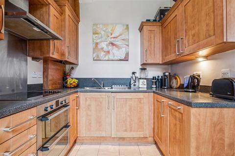 3 bedroom flat for sale, The Gatehouse, London, W4