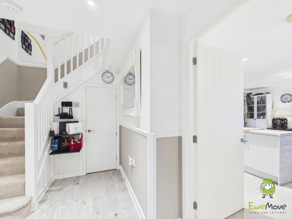 Ewe Move Estate Agents Basingstoke - Cornice Road