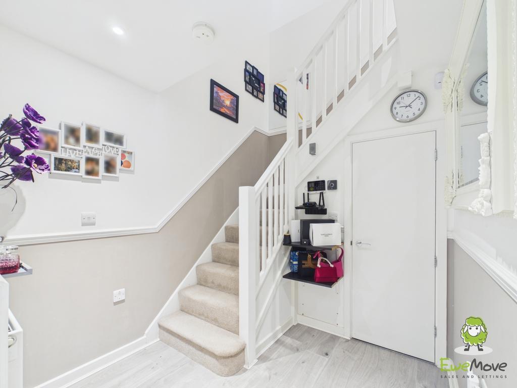 Ewe Move Estate Agents Basingstoke - Cornice Road