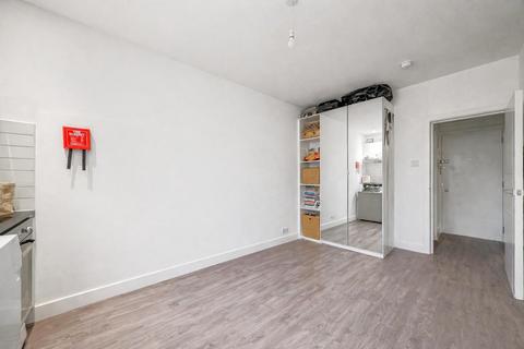 Studio to rent, Roderick Road, London, NW3