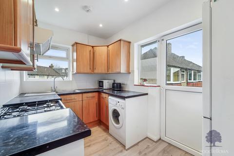 3 bedroom apartment to rent, Carlingford Gardens, Mitcham CR4