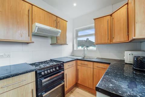 3 bedroom apartment to rent, Carlingford Gardens, Mitcham CR4