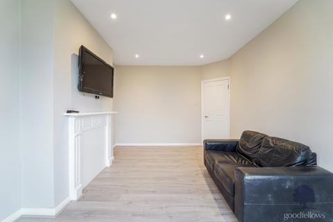 3 bedroom apartment to rent, Carlingford Gardens, Mitcham CR4