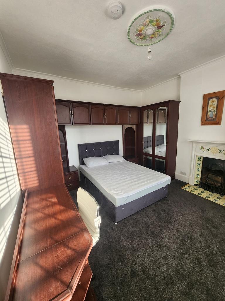 Bright, well-appointed double bedroom with a co...