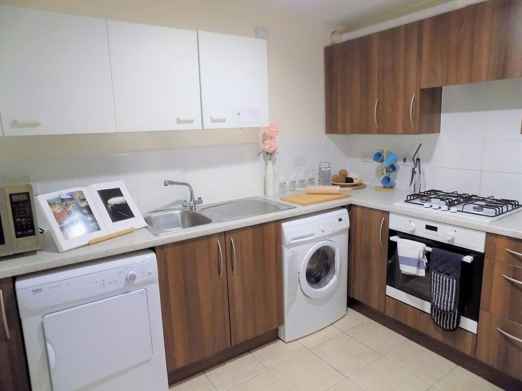 Bright, modern kitchen with wood-effect cabinet...